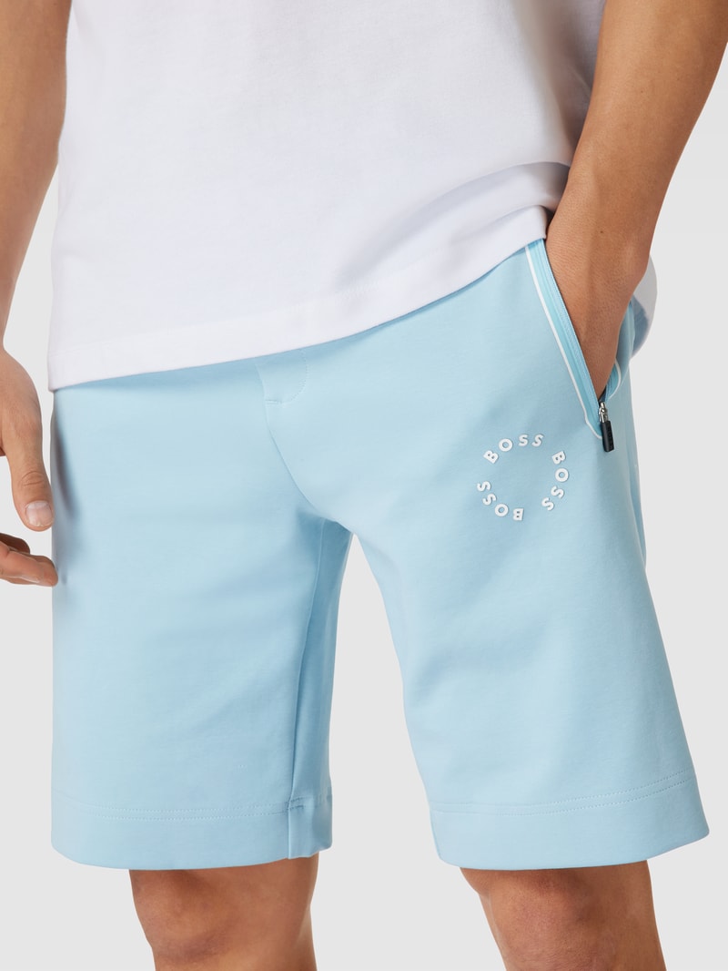 Sweatshorts mit Motiv-Print in hellblau