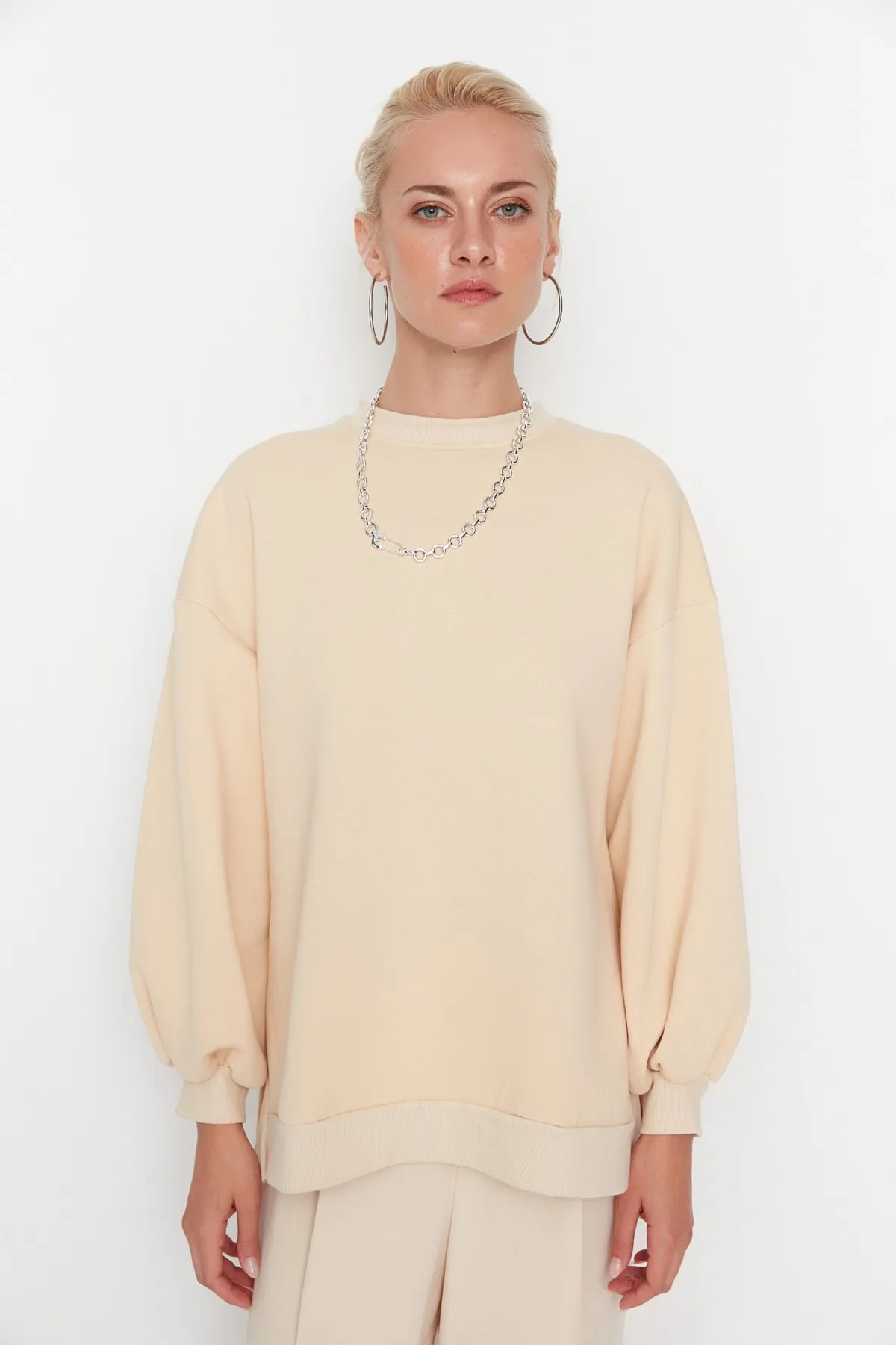 Trendyol Collection  Beiges Oversize/Wide Fit Strick-Sweatshirt mit Schlitzdetail innen aus dickem Fleece TWOAW23SW00195