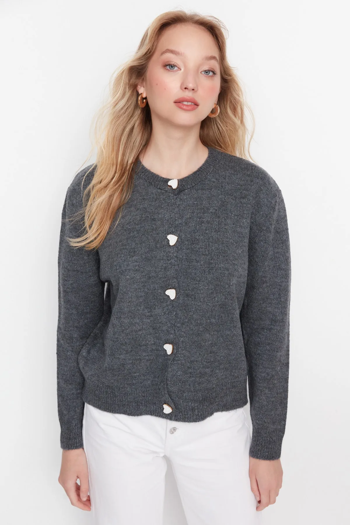 Trendyol Collection  Anthrazitfarbene Strickjacke mit weicher Struktur und Juwelenknöpfen TWOAW22HI0044