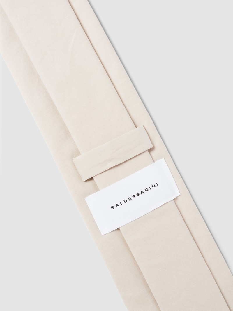Krawatte mit Label-Detail in offwhite