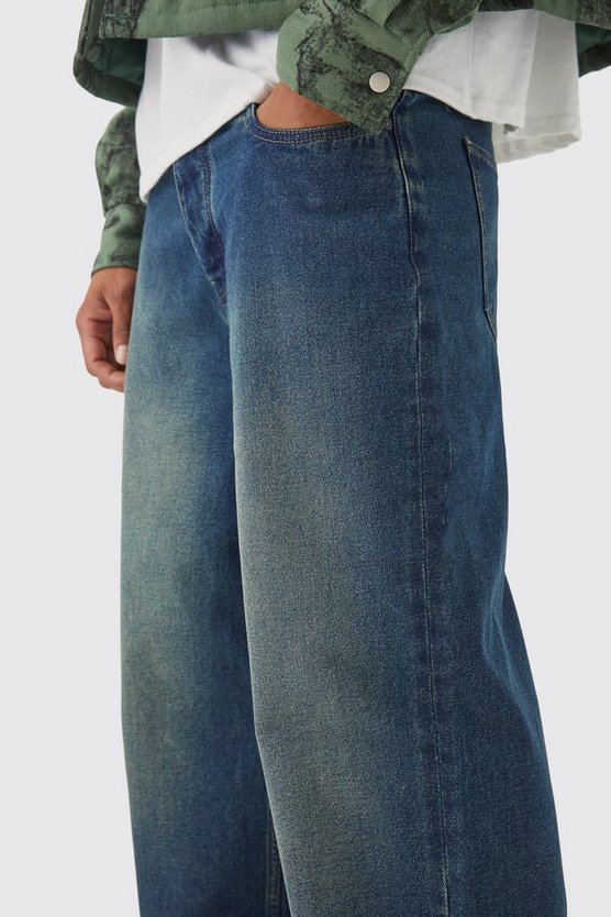 Lockere Jeans mit Graffiti-Applikation