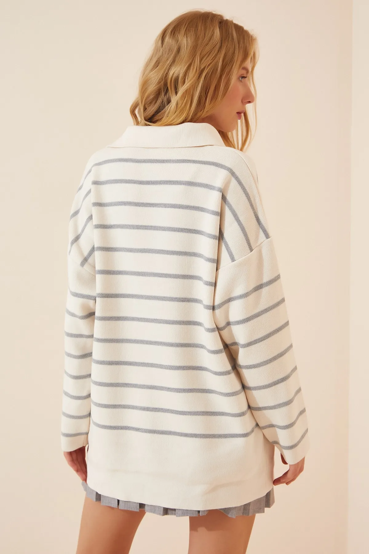 Happiness İstanbul  Grauer, ecrufarbener Oversize-Strickpullover mit Polokragen für Damen US00703