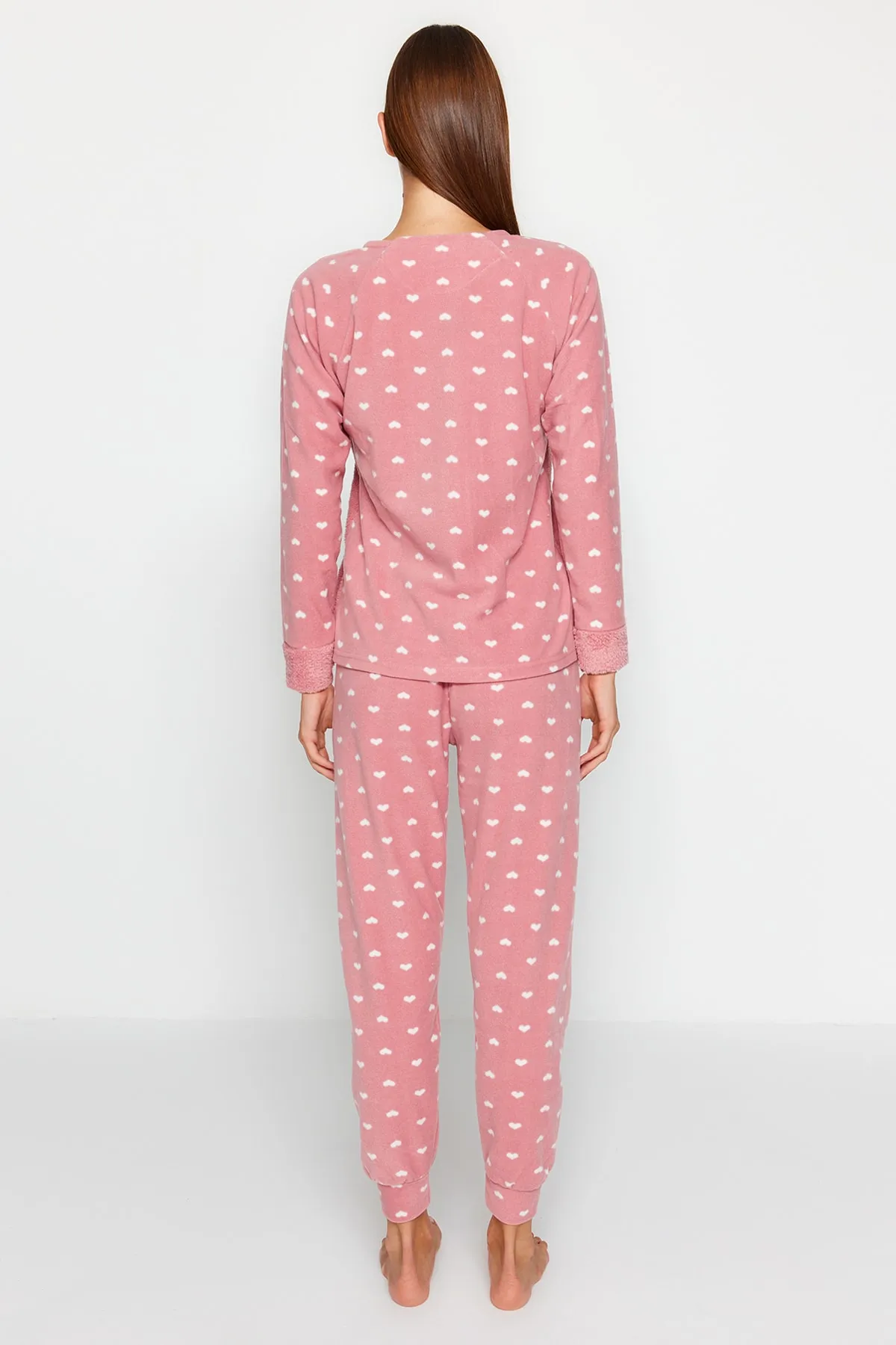 Trendyol Collection  Puderfarbenes 3-teiliges Pyjama-Set aus Plüschstrick THMAW21PT0666
