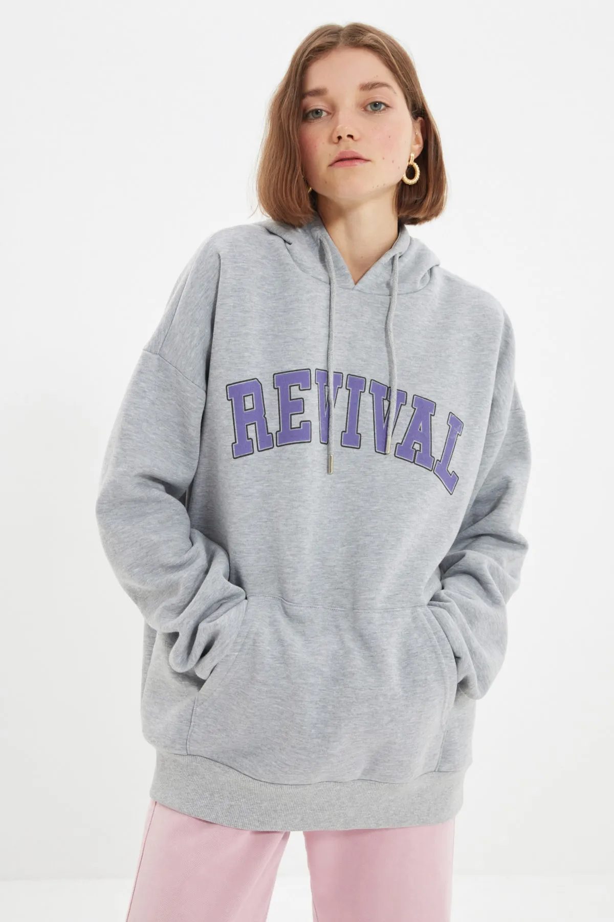 Trendyol Collection  Graues, übergroßes/weit geschnittenes Unisex-Sweatshirt aus Baumwolle mit Kapuze TMNAW22SW1462