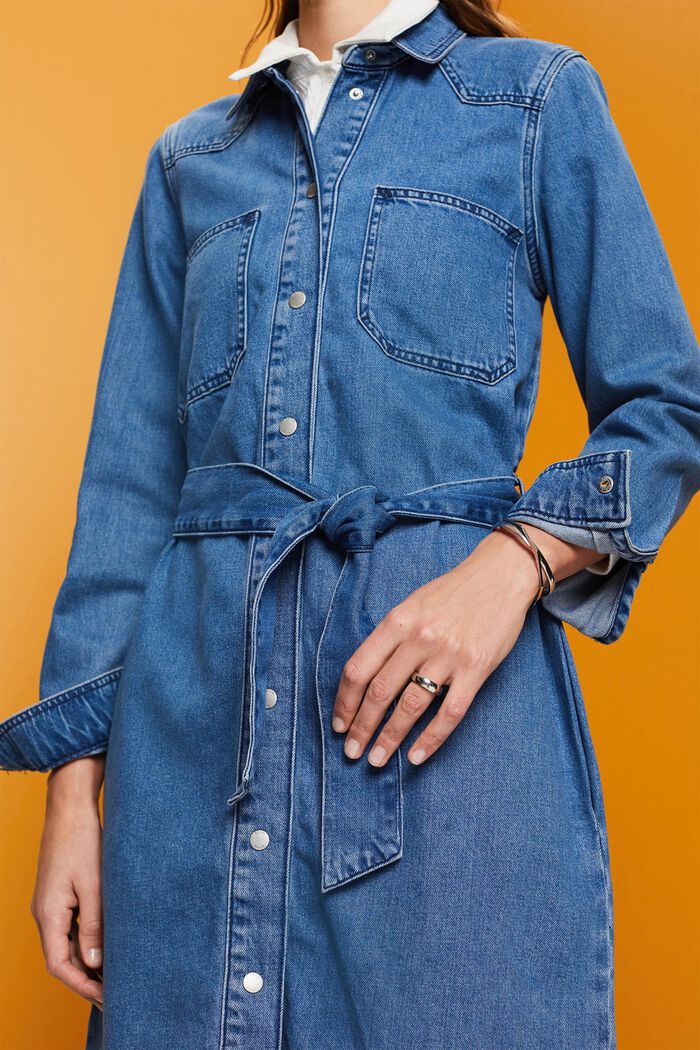 Kurzes Jeanskleid mit Bindegürtel