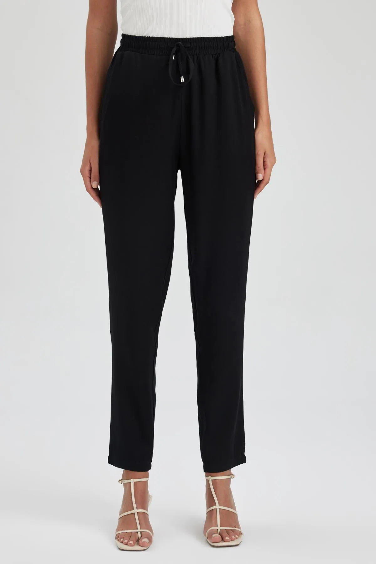 DeFacto  Gewebte Hose mit elastischem Bund und Taschen L3164az23sm