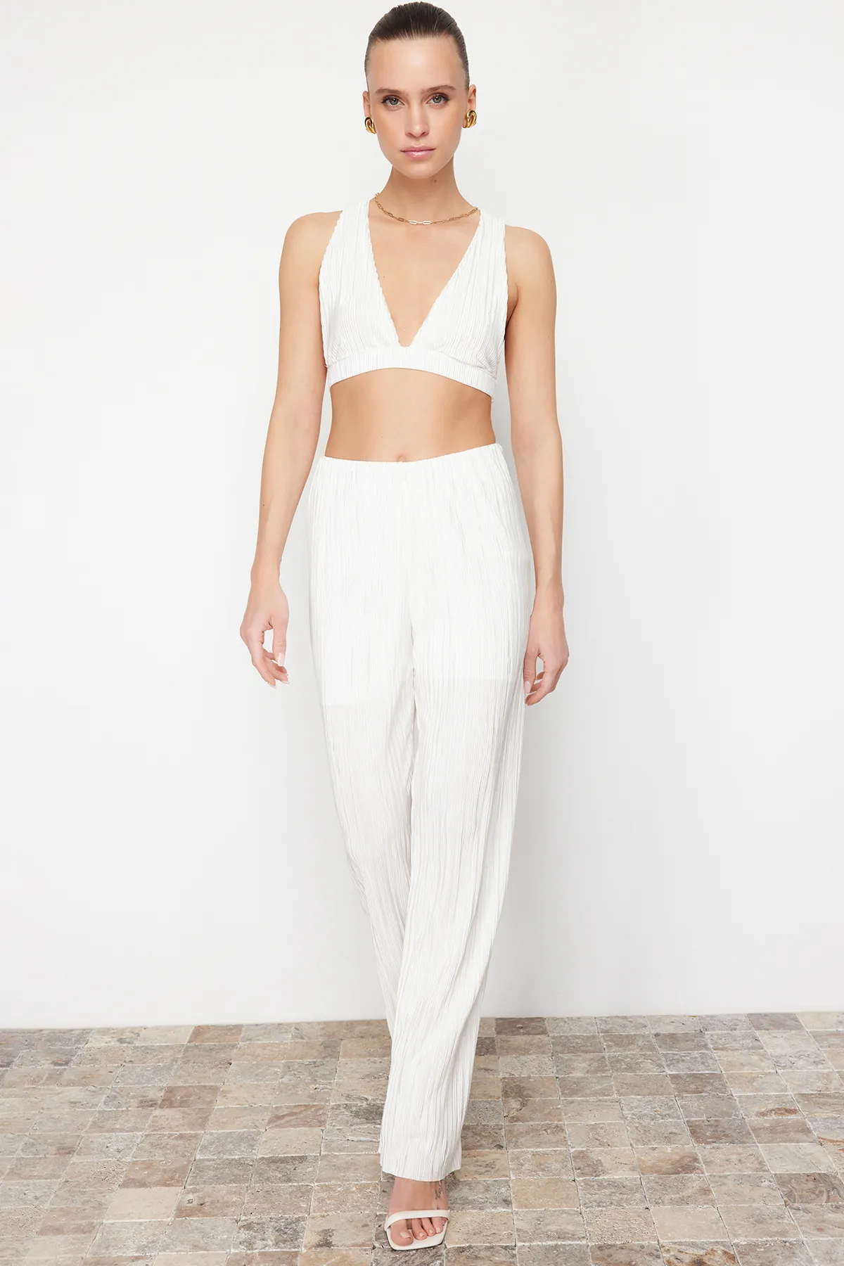 Trendyol Collection  Weiße Stretch-Strickhose mit Bügelfaltenfutter TWOSS24PL00033