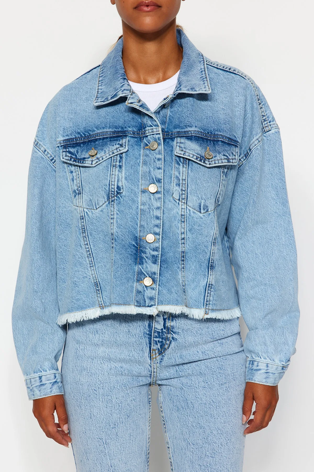 Trendyol Collection  Hellblaue kurze Jeansjacke mit Quasten am Saum TWOSS21CE0046