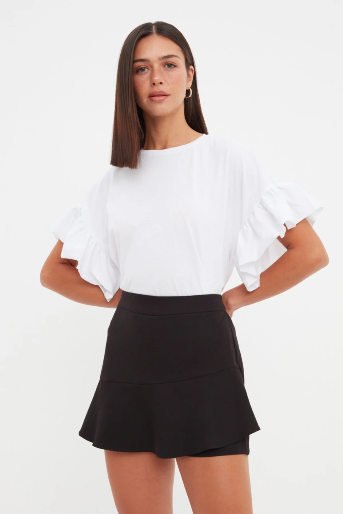 Trendyol Collection  Weißes Basic-Strick-T-Shirt mit Rundhalsausschnitt aus 100 % Baumwolle mit Rüschen und Details TWOSS22TS2429