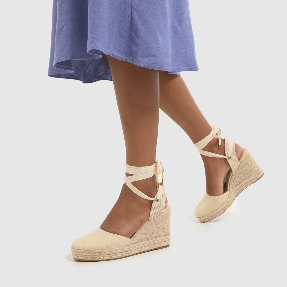 Schuh Venus – Naturfärgade sandaler med kilklack och knytband