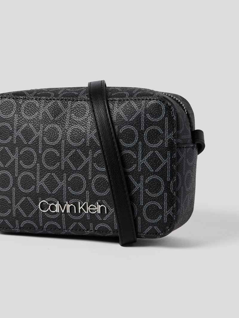 Camera Bag mit Logo-Muster in schwarz