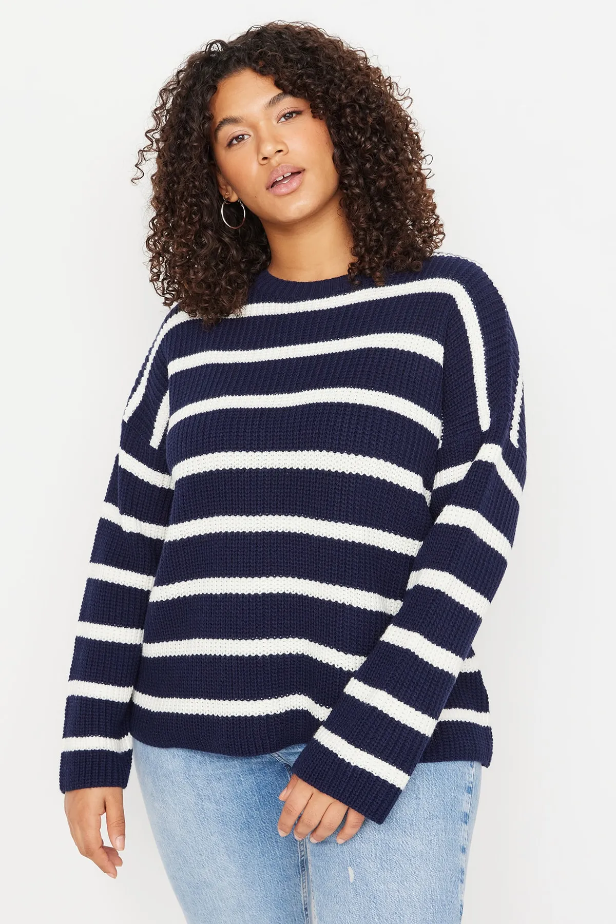 Trendyol Curve  Marineblauer, gestreifter, schulterfreier Strickpullover