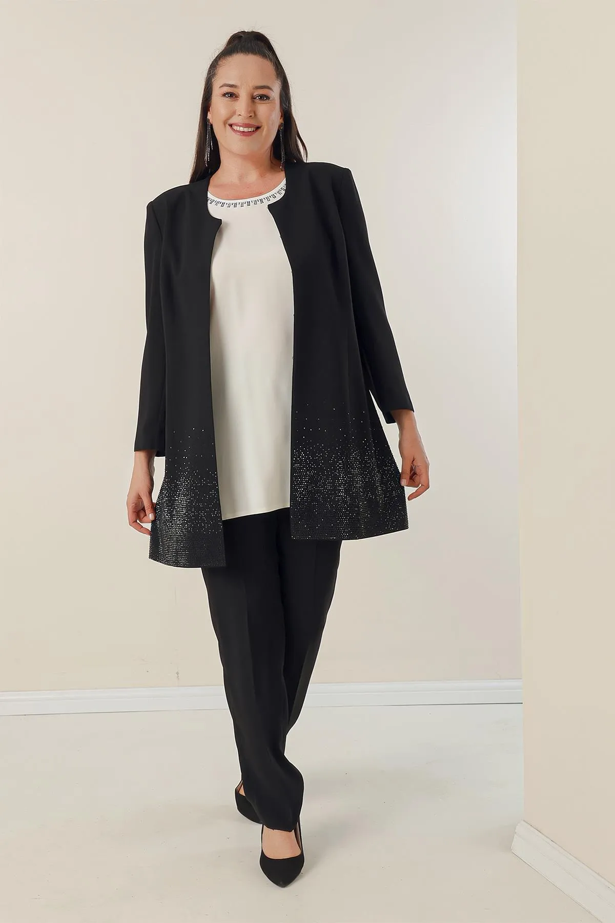 By Saygı  Steinfarbenes, detailliertes, gefüttertes 3-teiliges Set mit langer Jacke, Bluse und Hose in Übergröße