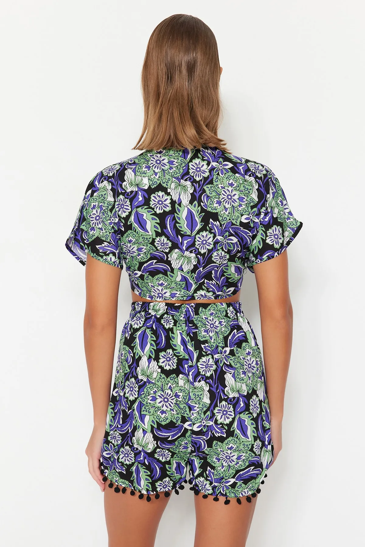 Trendyol Collection  Set aus Bluse und Shorts mit Blumenmuster, gewebten Streifen und Zubehör TBESS19BB0257