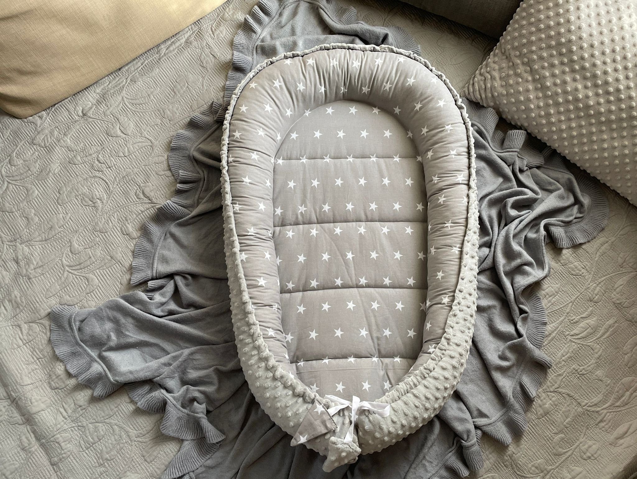 Loolay Bettnestchen MINKY/ Baumwolle BABYNEST Babykokon Geschenk Babyaustattung SETS, (MUSTER: Sterne GRAU/ MINKY Grau; SOLO oder im SETS, 1-tlg., PREMIUM BABYGESCHENK Neugeborene Nestchen, Babynestchen, Reisebett), LOOLAY® - 100% Europäische Stoffe