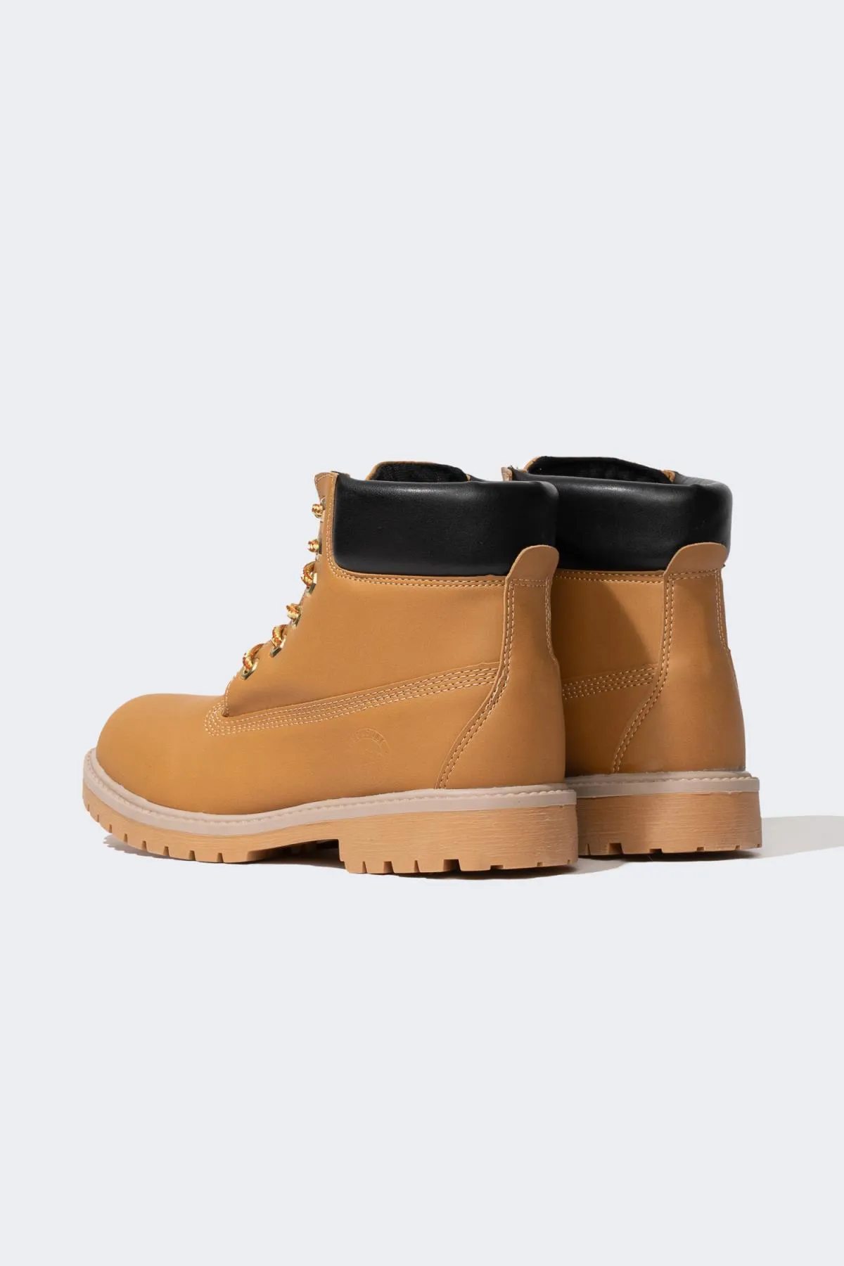 DeFacto  Jungen Stiefel aus Kunstleder mit gezackter Sohle B8341a823wn