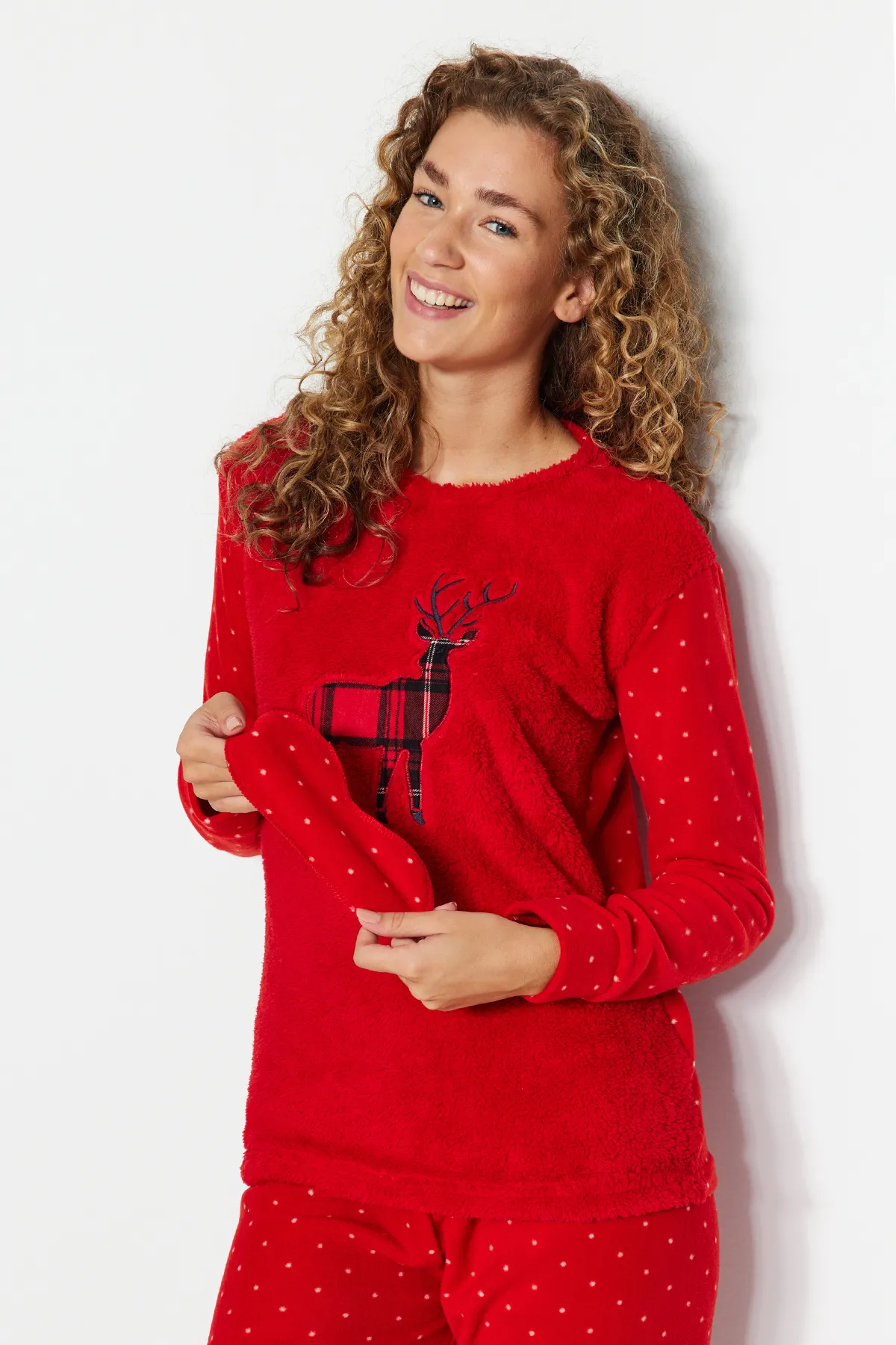 Trendyol Collection  Rotes Wellsoft T-Shirt-Jogginghose-Pyjama-Set aus Strick mit Hirschmuster THMAW24PT00173