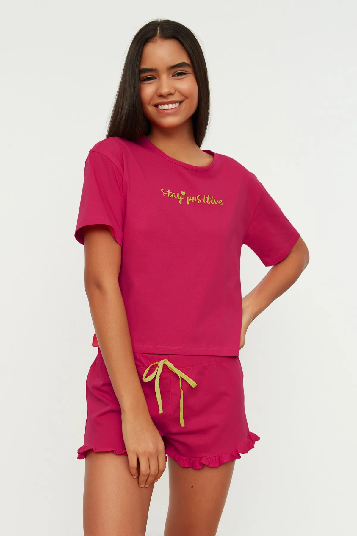 Trendyol Collection  Fuchsiafarbenes, gestricktes Pyjama-Set aus 100 % Baumwolle mit bestickten Rüschen und T-Shirt-Shorts THMSS20PT0165