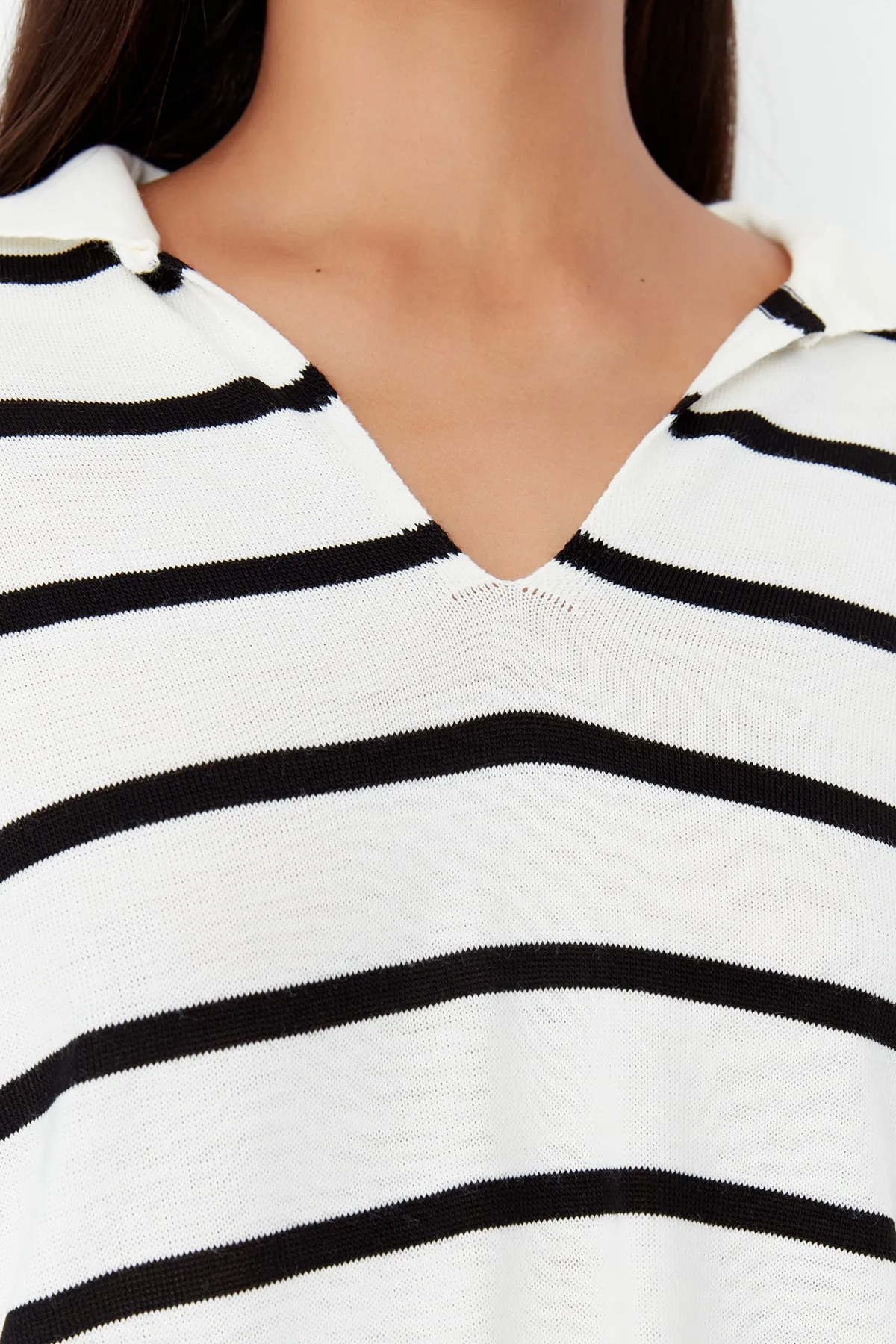 Trendyol Collection  Schwarzer gestreifter Strickpullover mit super weiter Passform TWOAW23KZ01845