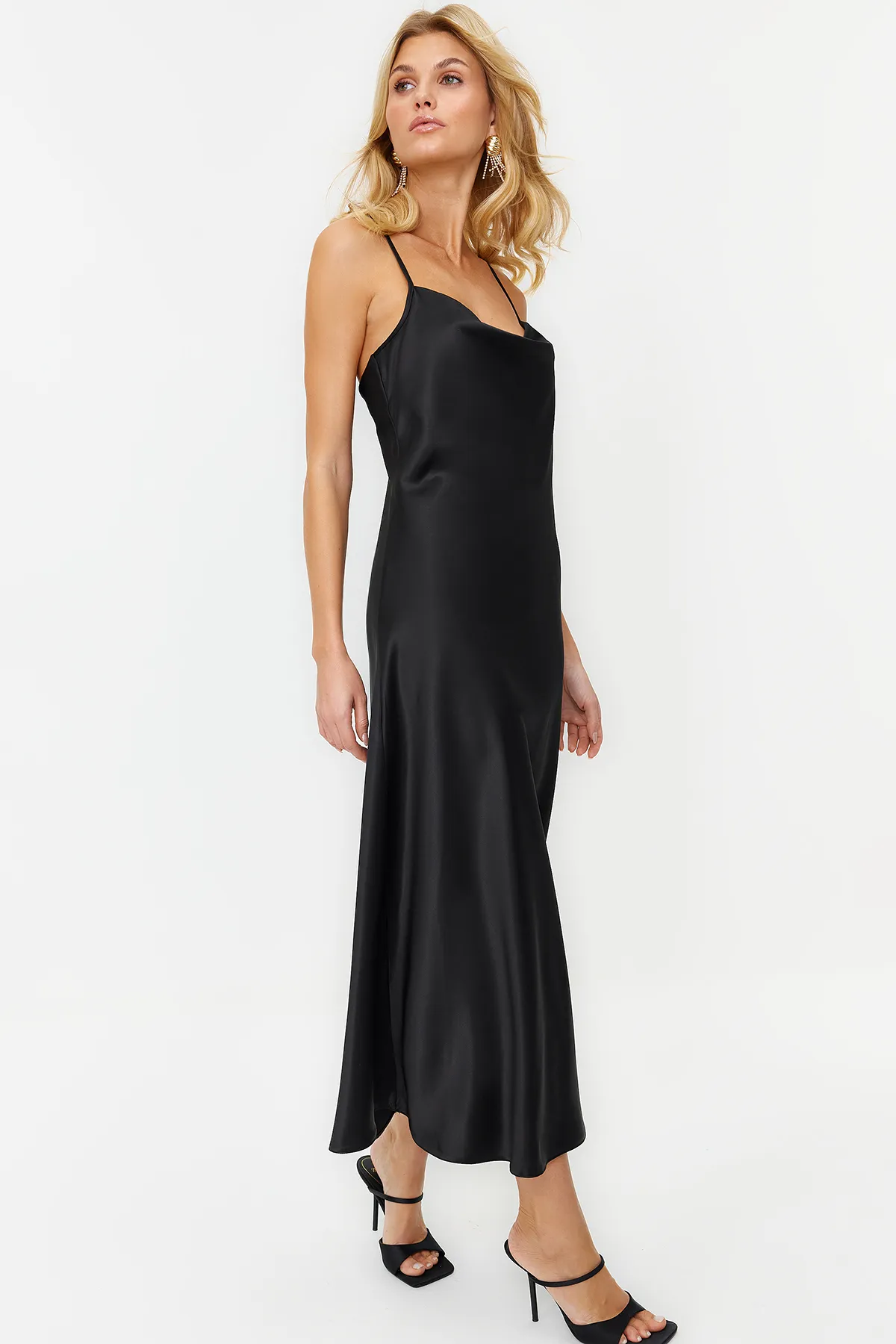 Trendyol Collection  Satinkleid mit schwarzen Accessoires TPRSS24EL00002