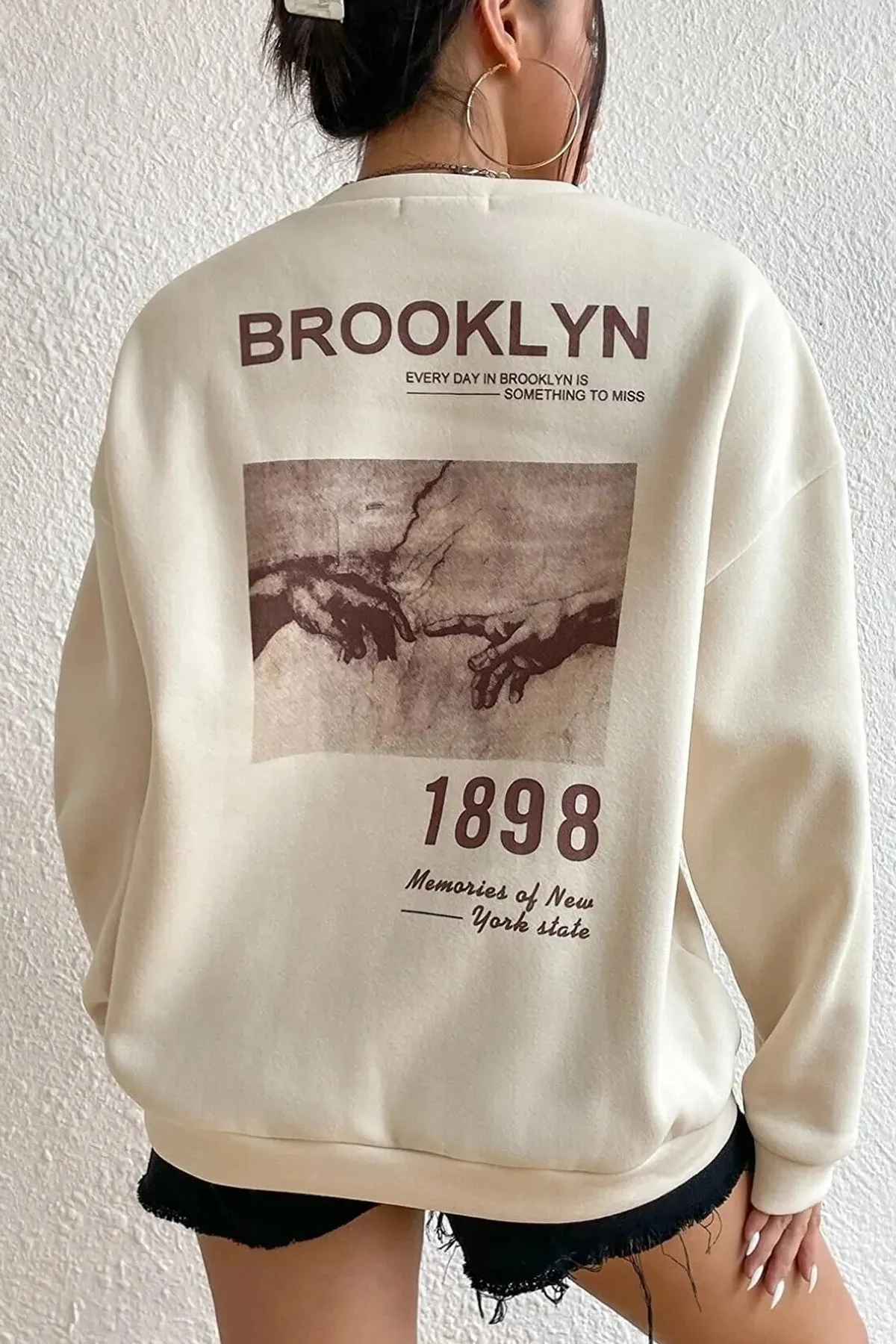 MODAGEN  Unisex Beige Brooklyn 1898 bedrucktes Oversize-Sweatshirt mit Rundhalsausschnitt