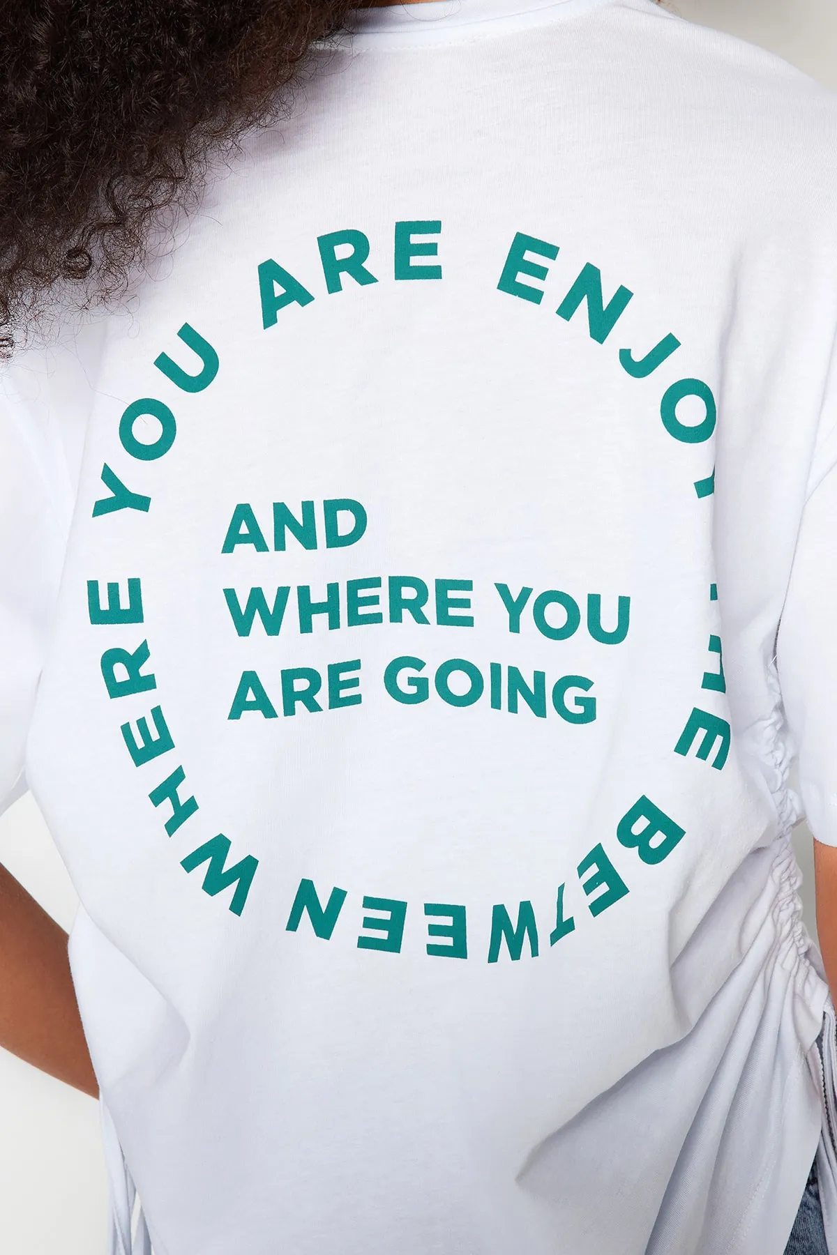 Trendyol Collection  Weißes T-Shirt mit Rundhalsausschnitt aus 100 % Baumwolle mit gerafftem Rückenausschnitt und detaillierter Boyfriend-Passform TWOSS23TS00150