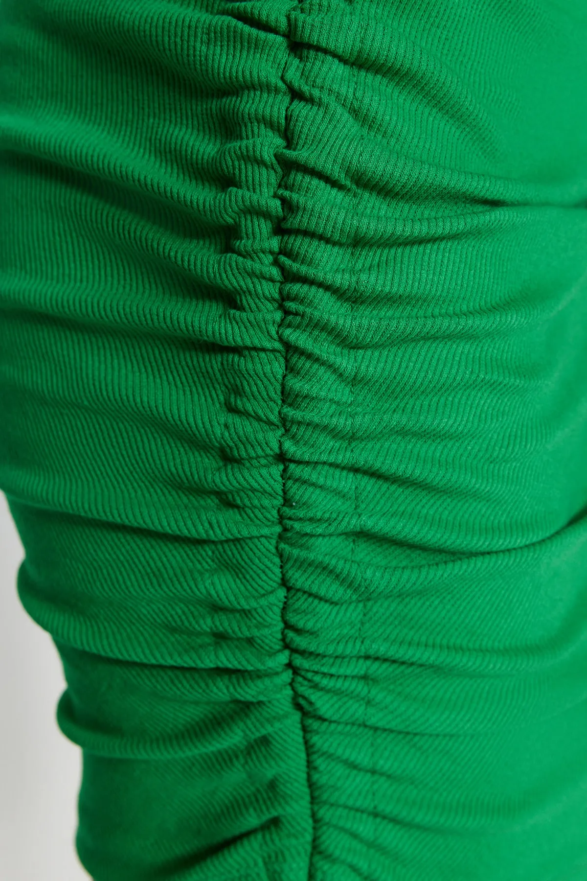 Trendyol Collection  Grünes, eng anliegendes, gerafftes, detailliertes, geripptes, flexibles Mini-Strickkleid mit Rundhalsausschnitt TWOSS22EL00372