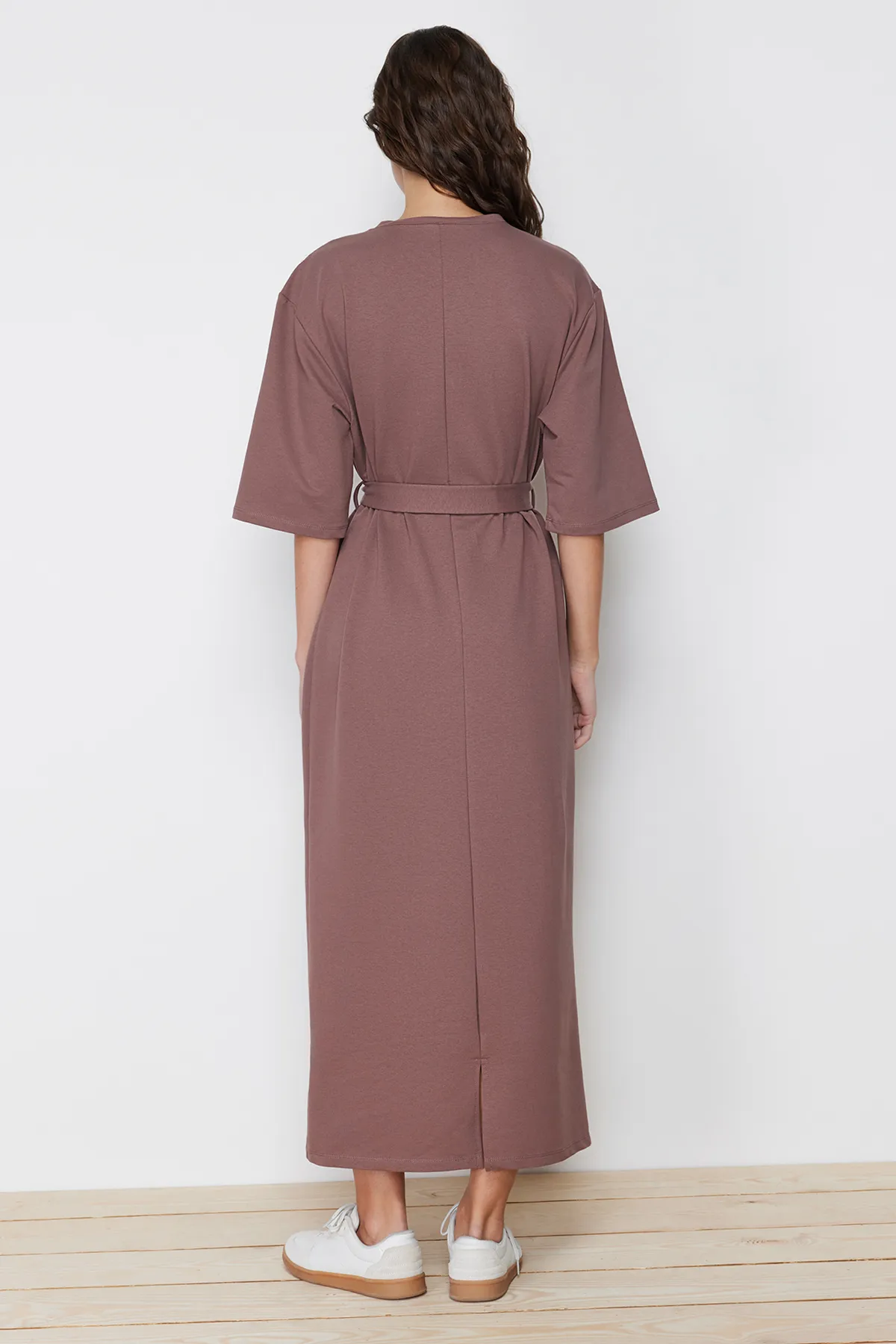 Trendyol Modest  Braunes Strickkleid mit halben Ärmeln und Gürtel TCTSS24EB00108