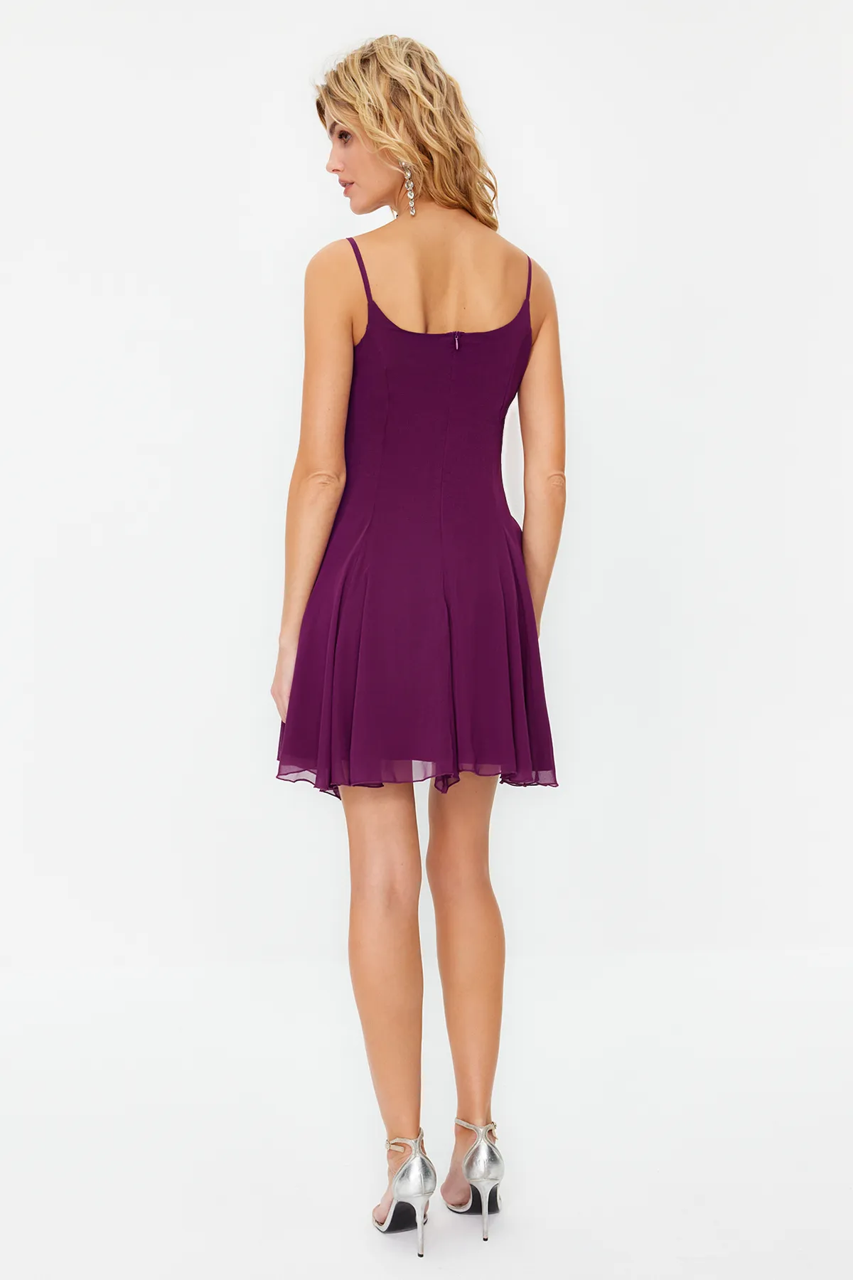 Trendyol Collection  Lila Abendkleid aus Chiffon mit Taillenöffnung/Skater-Ausschnitt, stilvolles TPRSS23EL00033