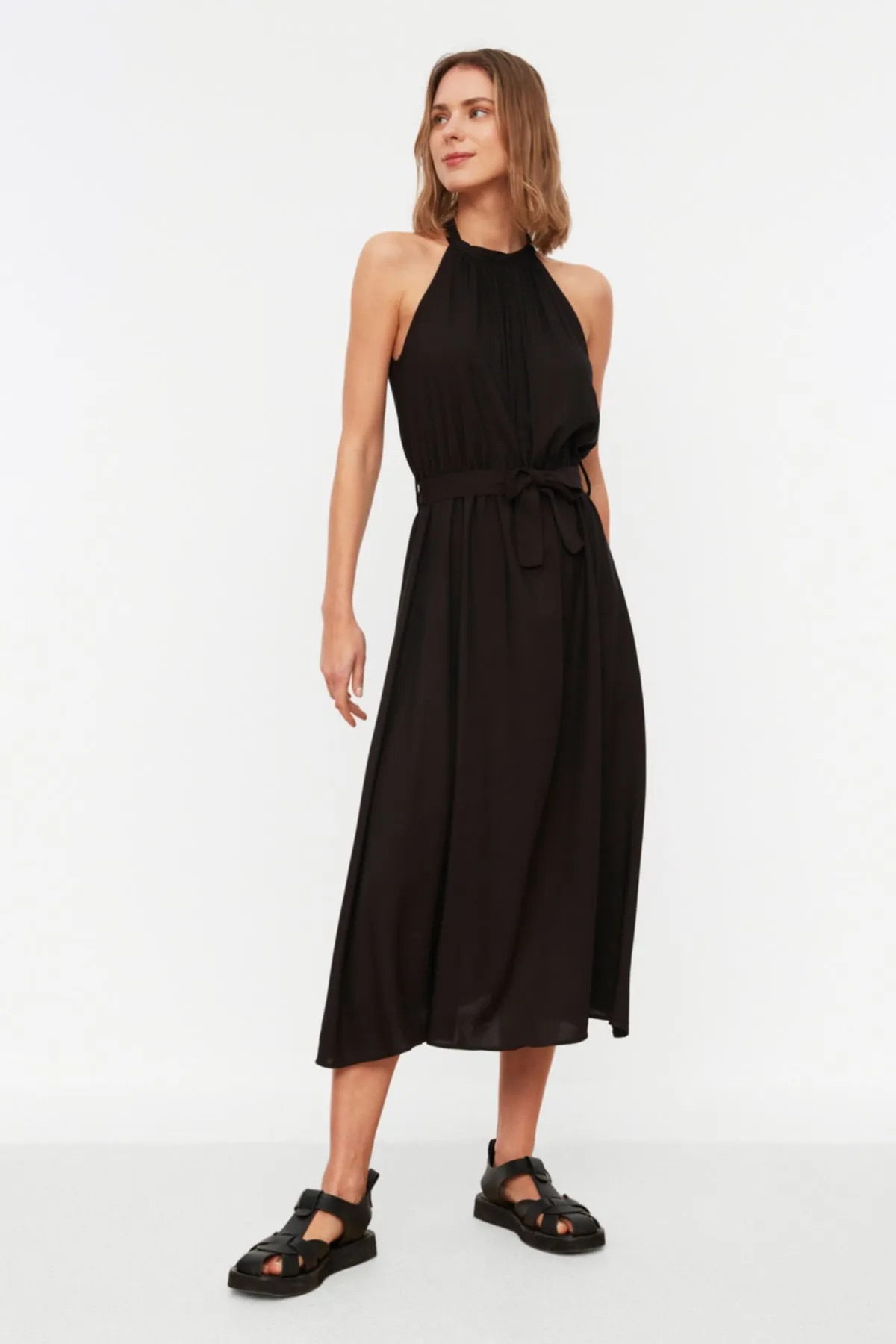 Trendyol Collection  Schwarzes A-Linien-Midikleid aus Viskose mit Neckholder und Gürtel TWOSS19EL0155