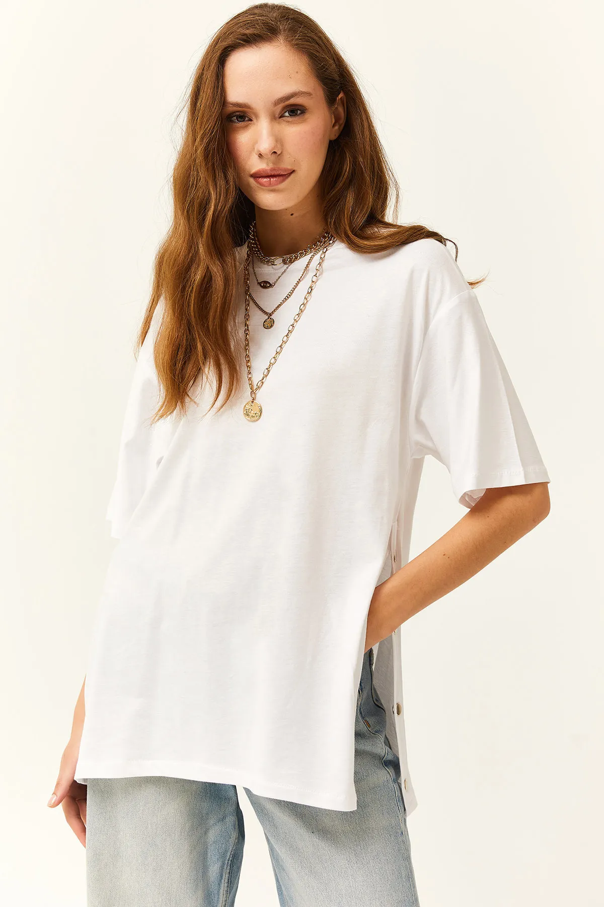 Olalook  Weißes Damen-T-Shirt aus Baumwolle mit goldenen Knöpfen an den Seiten TSH-19000762