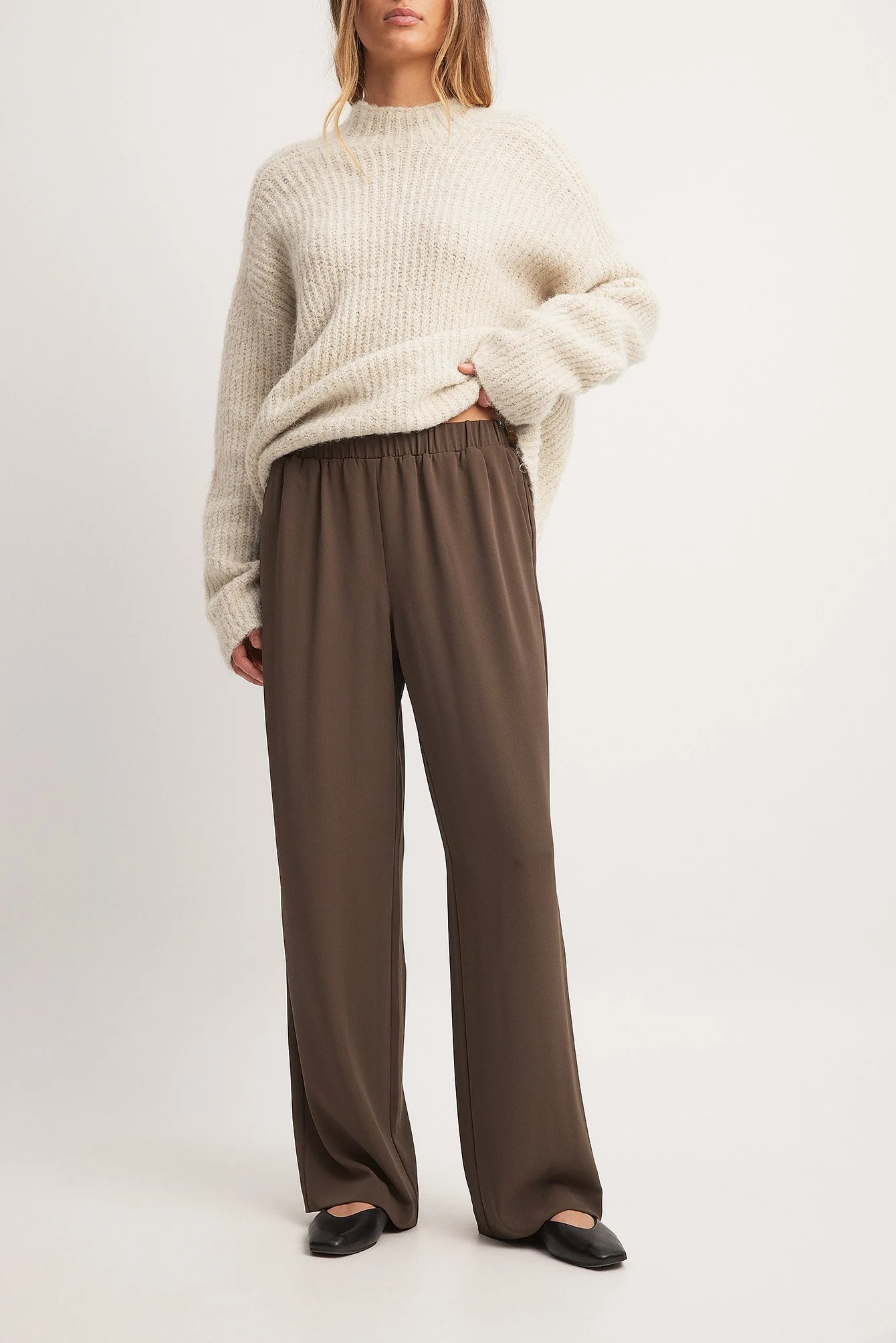 Relaxte Hose mit mittelhoher Taille