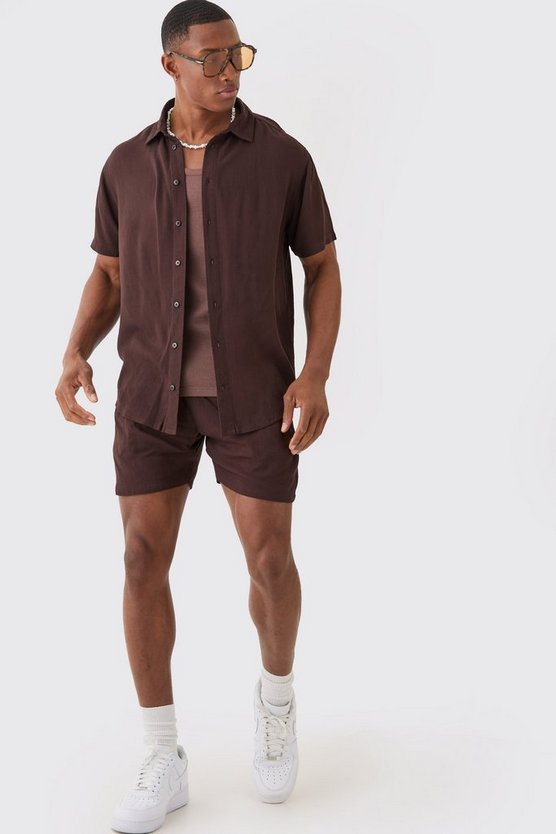 Kurzärmliges Hemd und Shorts