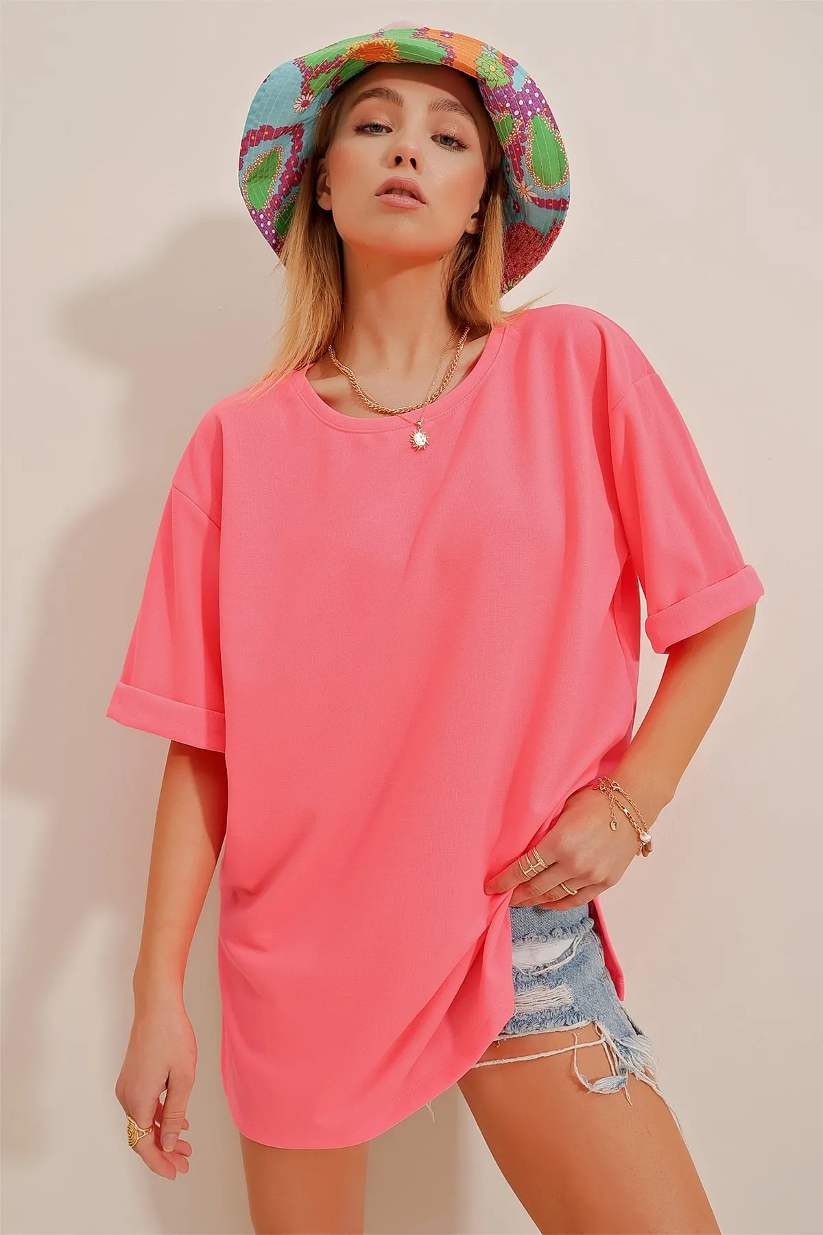 Trend Alaçatı Stili  Damen-T-Shirt in Bonbonrosa mit Rundhalsausschnitt, doppelten Ärmeln, zwei Fäden und seitlichen Schlitzen, Oversize-T-Shirt ALC-X7871