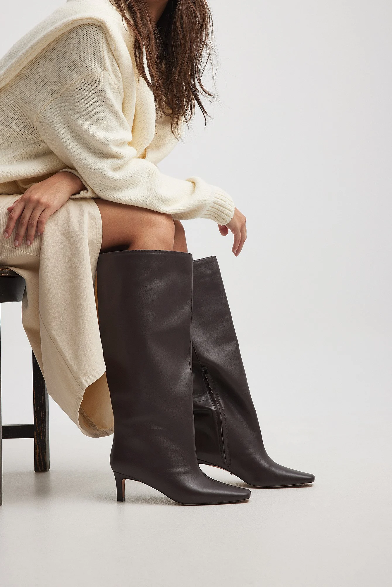 Stiletto-Lederstiefel mit weitem Schaft