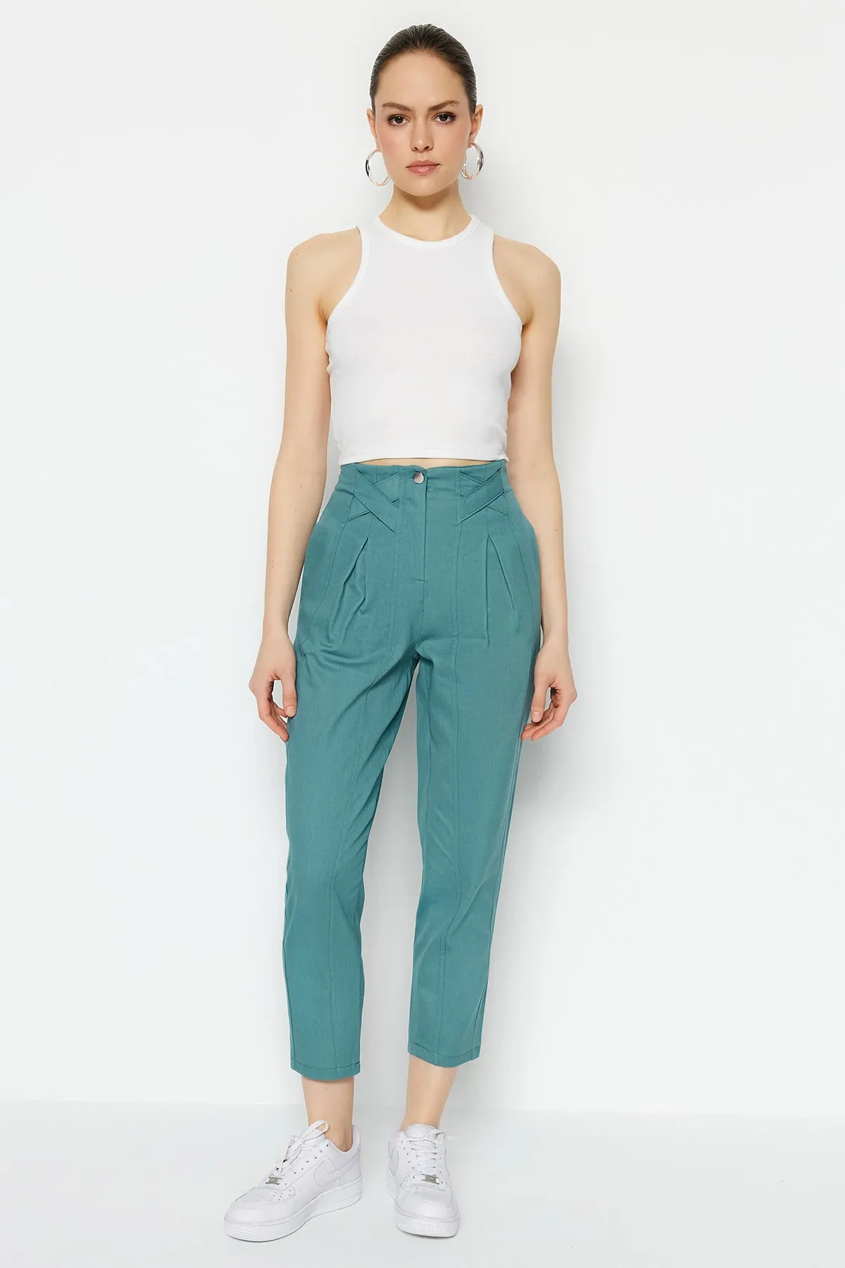 Trendyol Collection  Petrolfarbene, gewebte Hose aus Baumwolle mit Karottenmuster und detaillierten Streifen TWOAW22PL0342