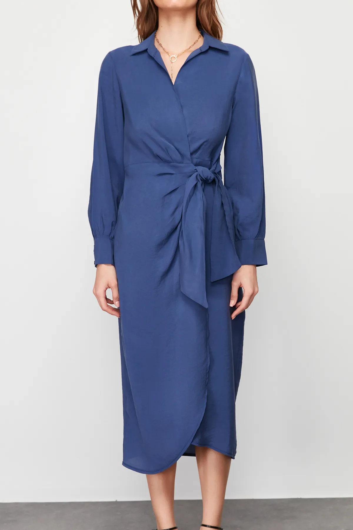 Trendyol Collection  Indigofarbenes, zweireihiges Midi-Webkleid TWOSS24EL00521