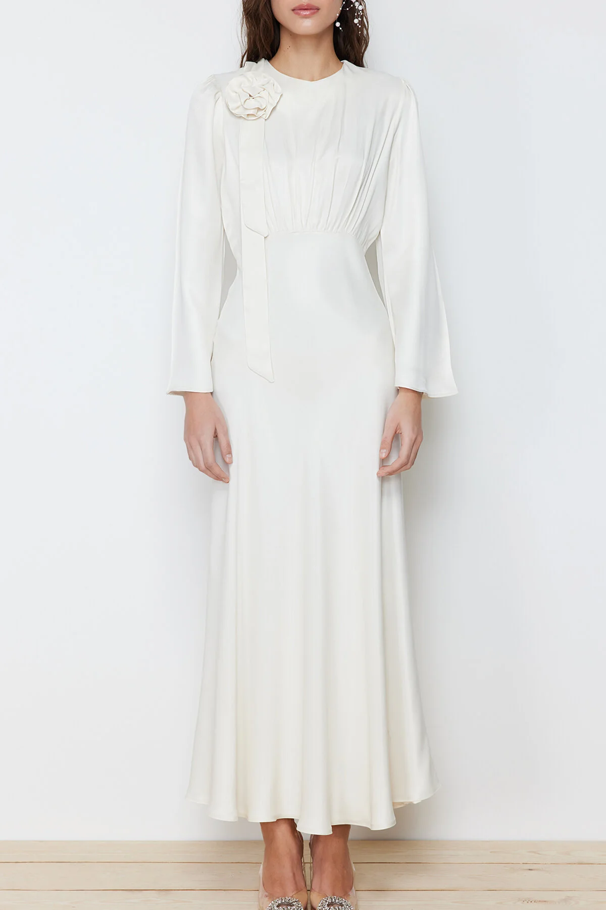 Trendyol Modest  Cremefarbenes Rose-detailliertes Hochzeits-/besonderes Anlass-Abendkleid aus gewebtem Satin TCTSS24DB00043