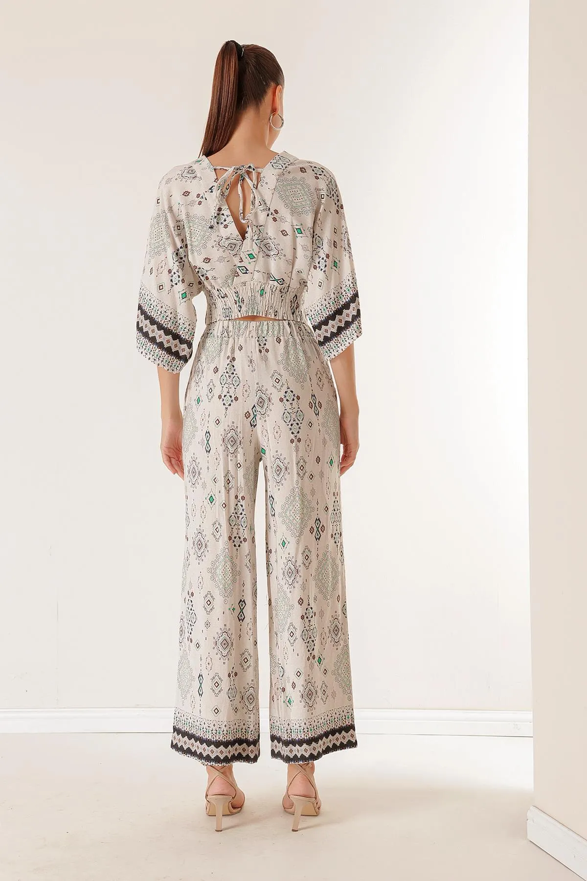 By Saygı  Vorne und hinten V-Ausschnitt, Fledermausärmel, Bluse, elastische Taille, Tasche, Palazzo-Hose, Kelim-Muster, 2-teiliges Set