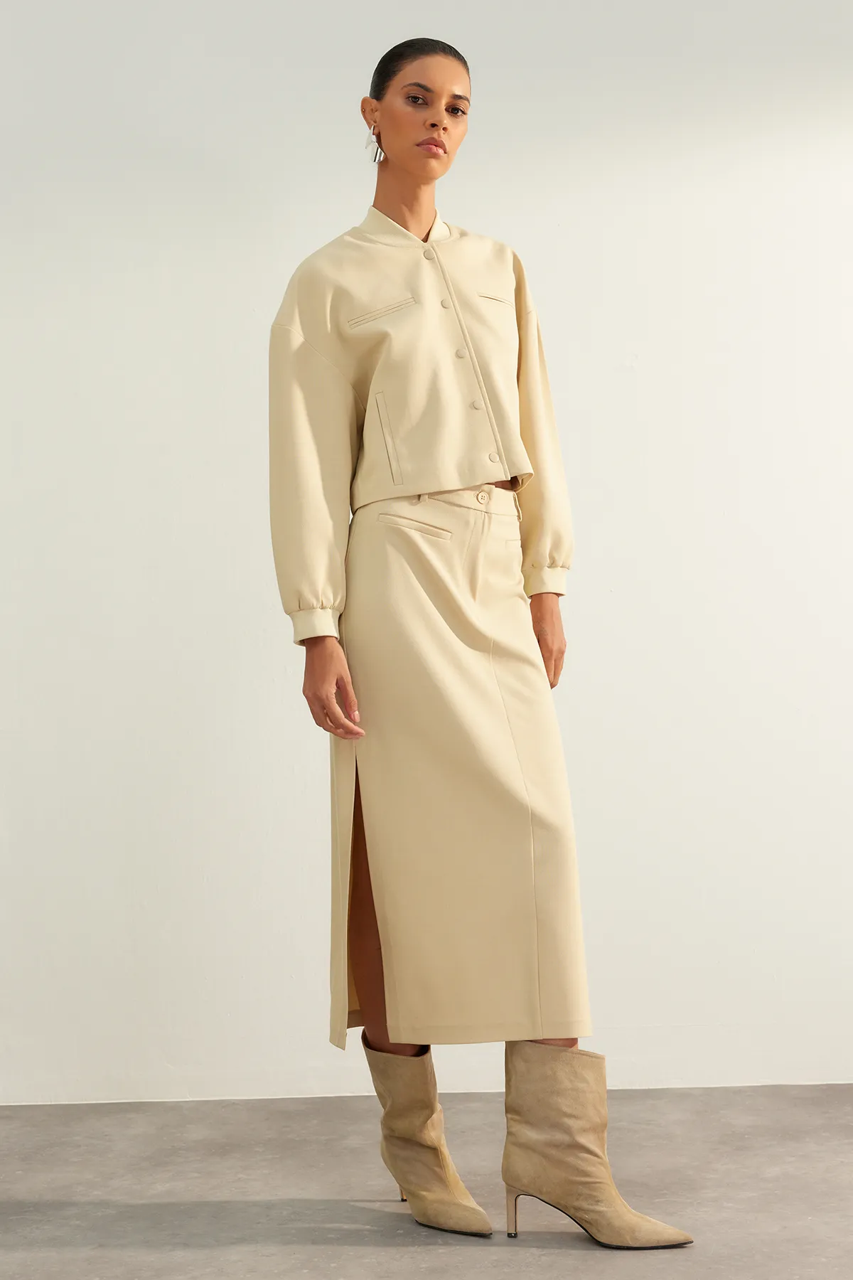 Trendyol Collection  Beiger, limitierter, hochwertiger Midi-Webrock aus Kunstleder mit Schlitz und Details TWOAW24ET00288