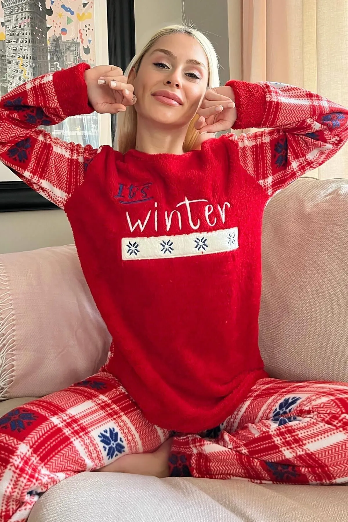 Pijamaevi  Red It&'s Winter gemustertes Plüsch-Pyjama-Set für Damen