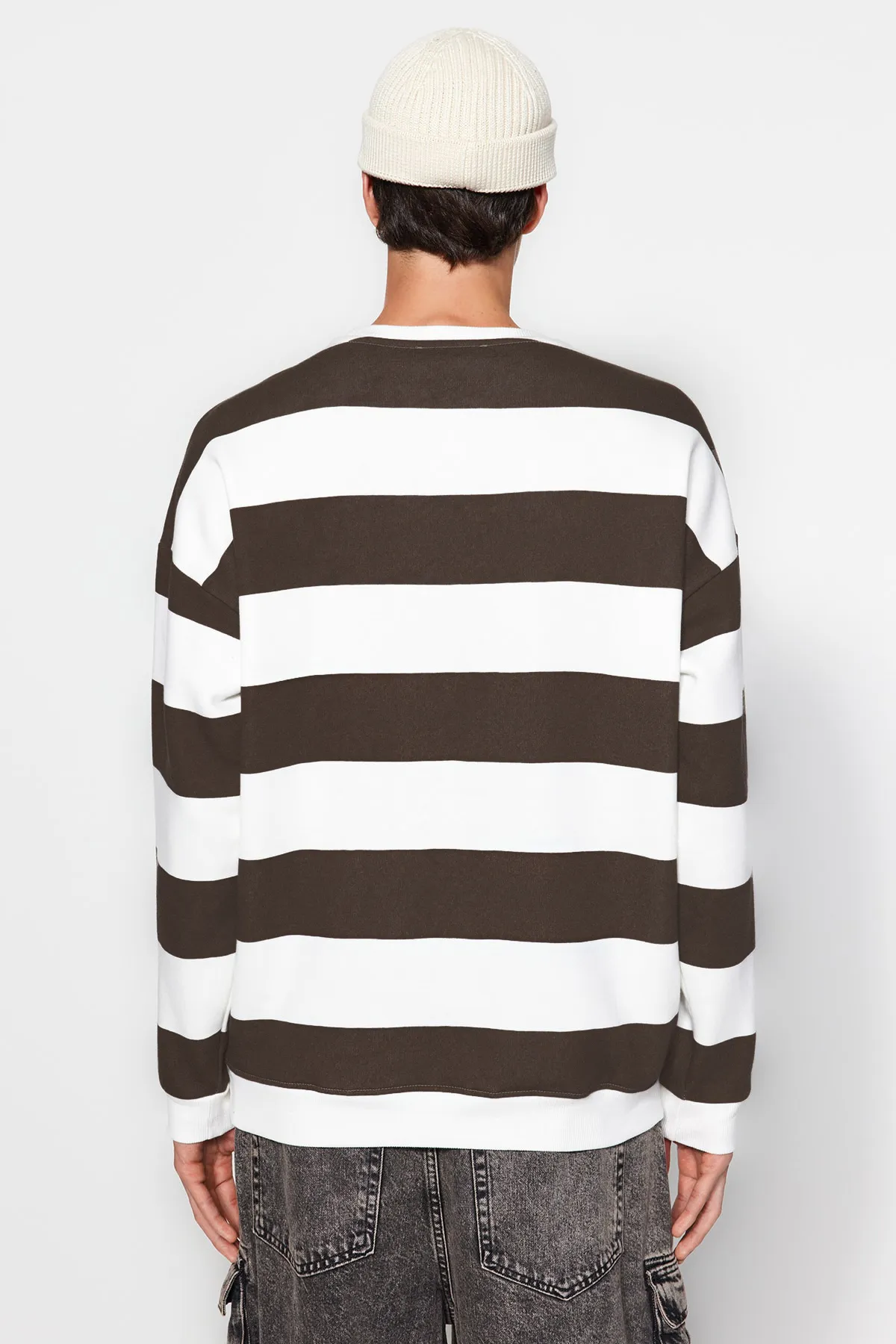 Trendyol Collection  Nerzfarbenes, übergroßes/weit geschnittenes Baumwoll-Sweatshirt mit Rundhalsausschnitt und gestreifter Fleece-Innenseite TMNAW24SW00098