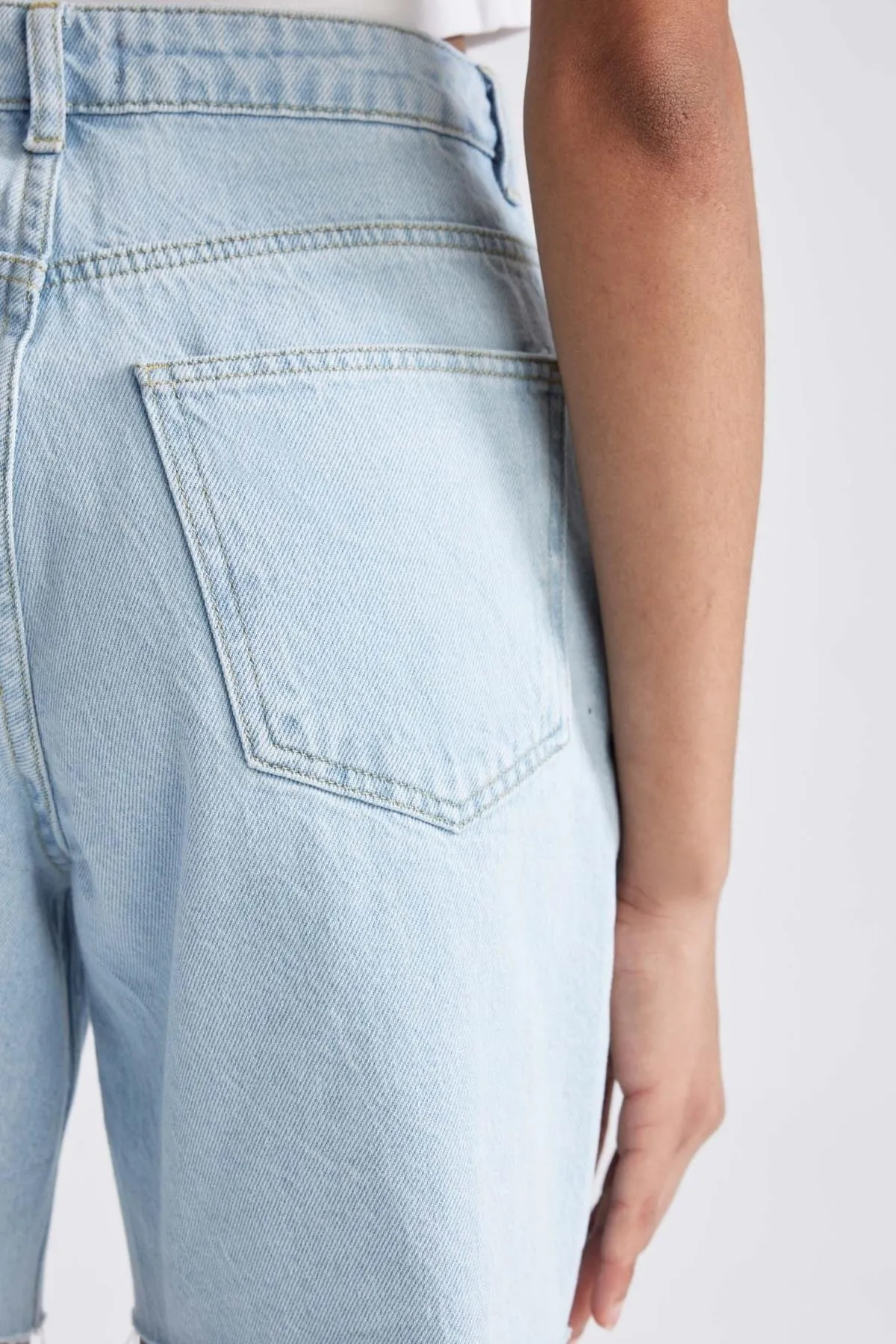 DeFacto  Jeans mit normaler Taille und abgeschnittenem Beinende, 100 % Baumwolle, Bermuda A2684ax23sm
