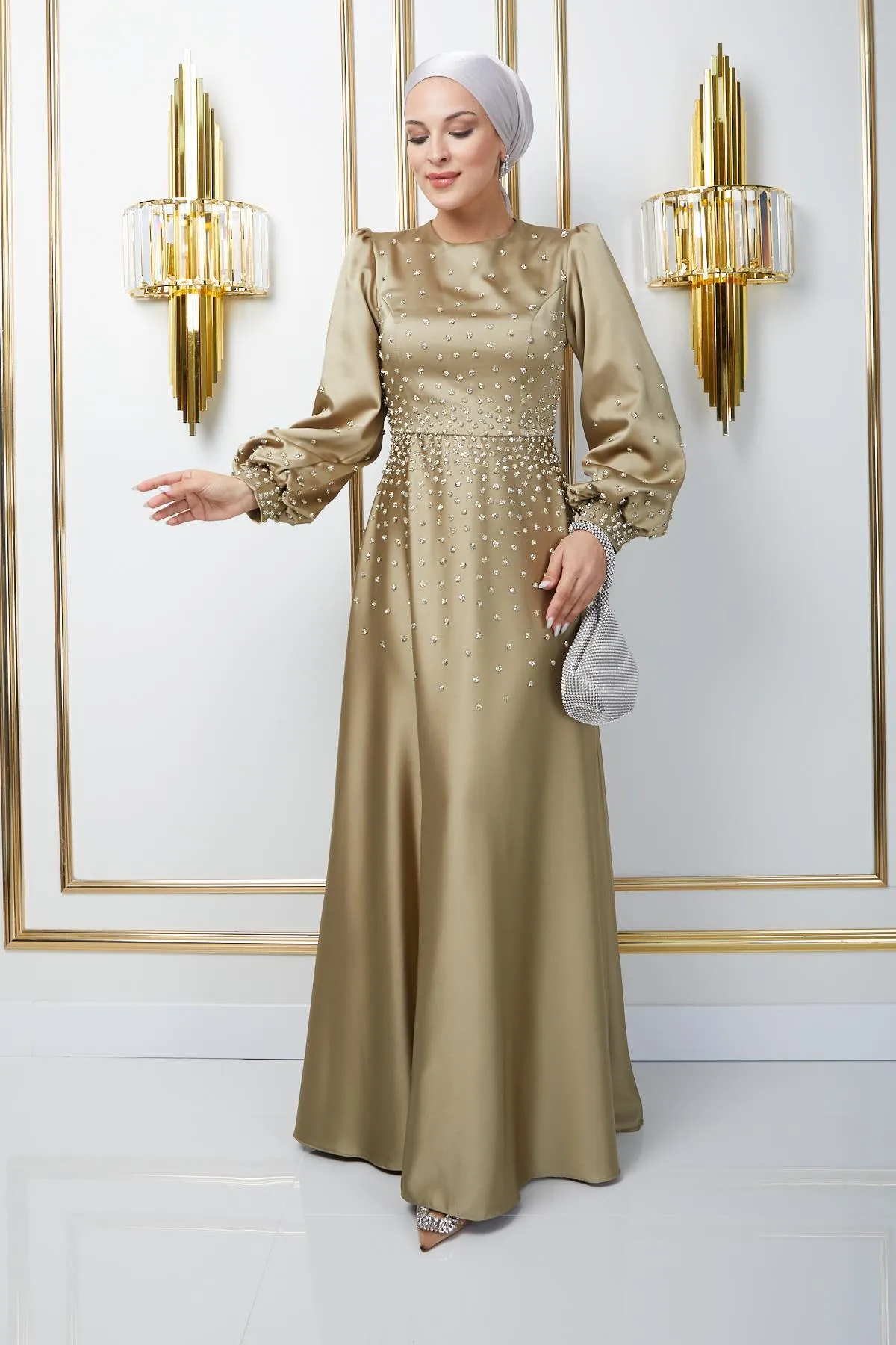 Olcay  Satin Abendkleid mit verteilten Steindetails auf der Vorderseite und den Ärmeln ÖLGRÜN 1658