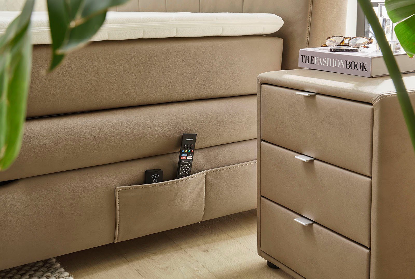 Jockenhöfer Gruppe Boxspringbett Bel Air, mit versenkbarem TV-Lift und Fernbedienung, Bettkasten/Stauraum