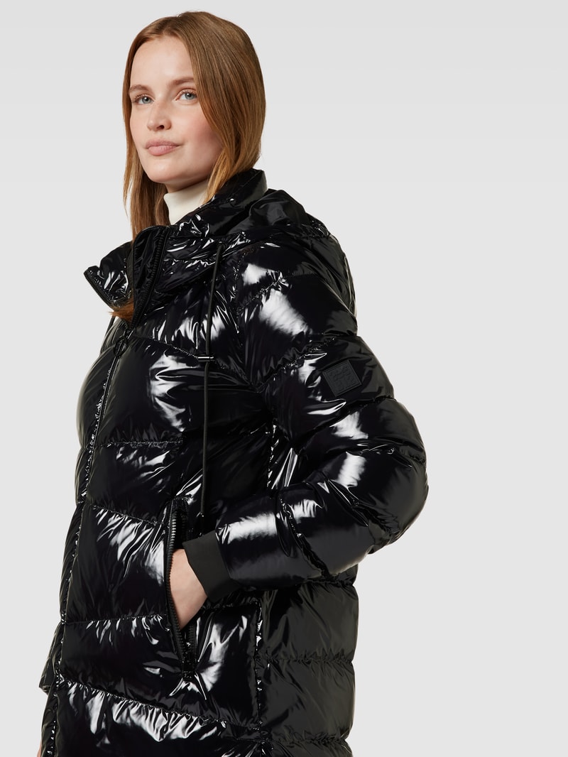 Daunenmantel mit Label-Patch in schwarz