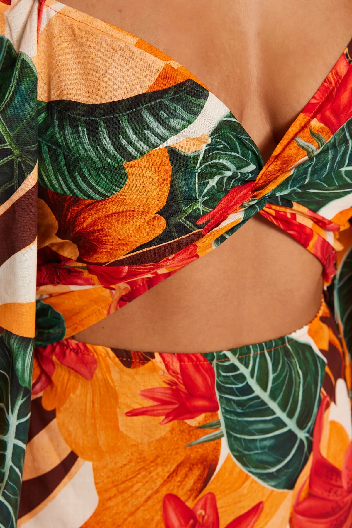 Trendyol Collection  Tropisch gemustertes, figurbetontes, gewebtes Mini-Strandkleid aus 100 % Baumwolle mit Ausschnitt/Fenster TBESS23EL00175