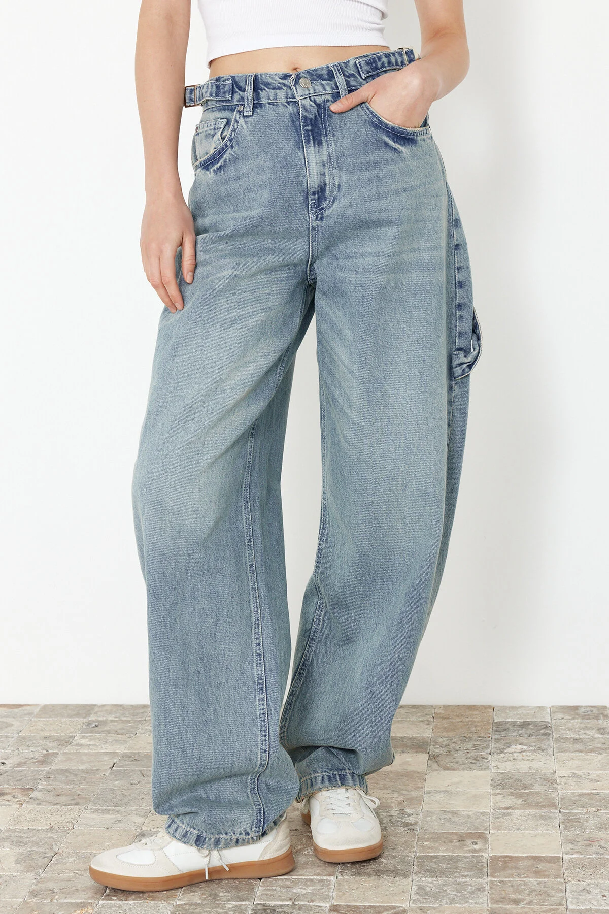 Trendyol Collection  Hellblaue Carpenter-Jeans mit hoher Taille - Loose Fit TWOAW24JE00308