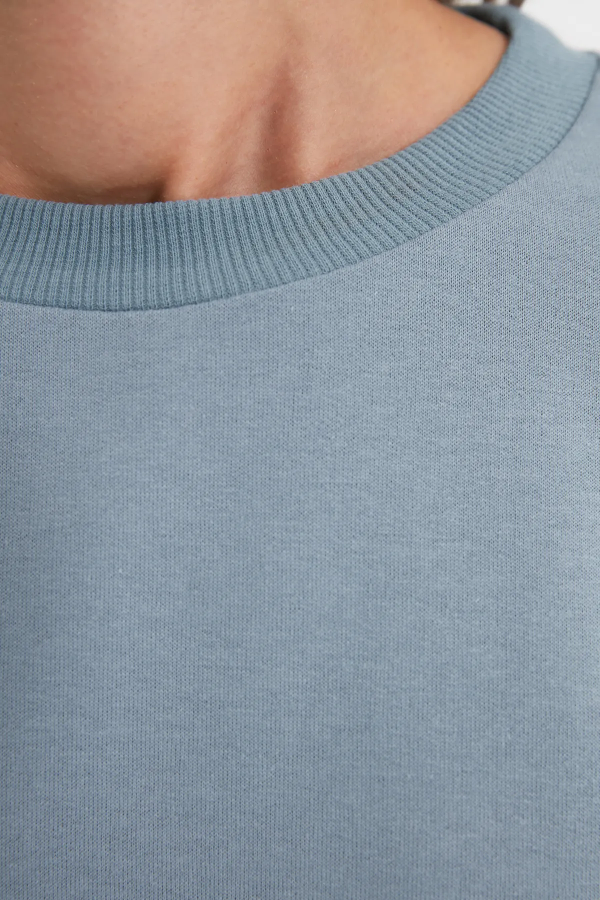 Trendyol Modest  Graues Basic-Strick-Sweatshirt mit Rundhalsausschnitt und Schlitz und detailliertem Ausschnitt TCTAW22TW0138