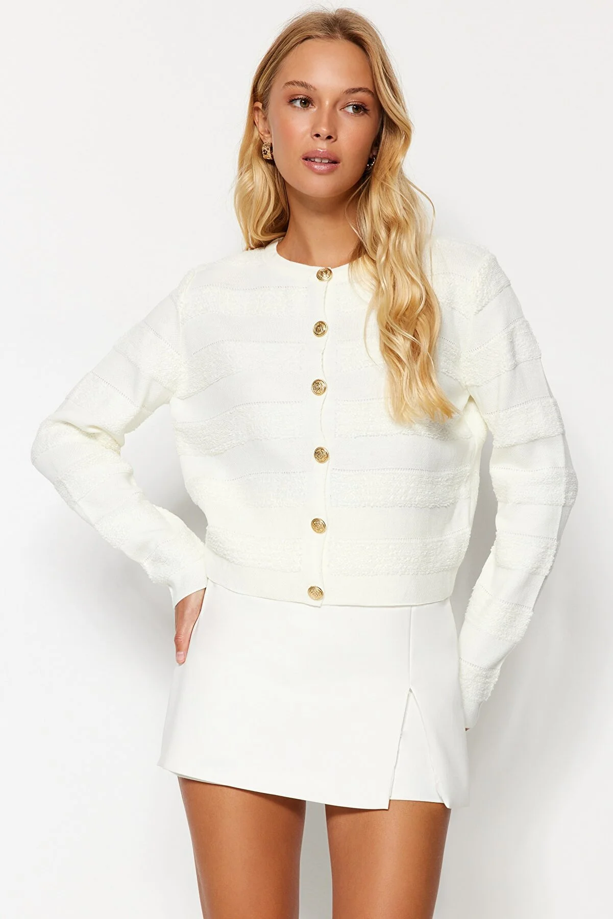 Trendyol Collection  Ecrufarbene Strickjacke mit Rundhalsausschnitt TWOAW24HI00337